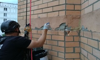 Обследование фасада здания в Лесне в октябре